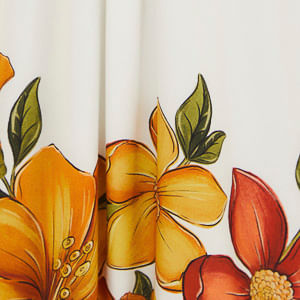 Primer plano del estampado floral vibrante del vestido largo.