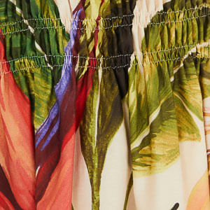 Primer plano del tejido estampado del vestido midi con patrón floral tropical.