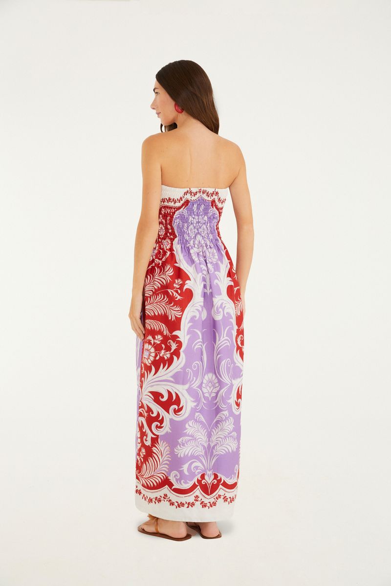 Detalle del corpiño del vestido midi estampado con diseño floral y botánico en tonos de rojo y lila.