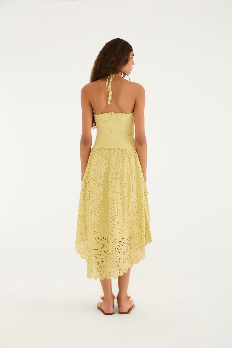 Vista trasera de una mujer vistiendo el vestido amarillo con detalles en laise.
