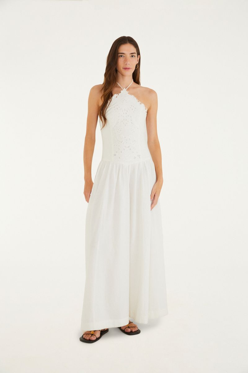 Vestido blanco largo con detalles bordados, visto desde el frente.