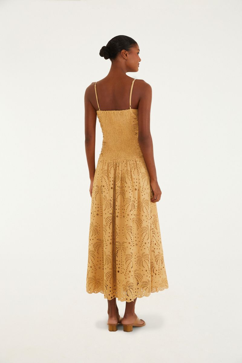 Imagen lateral del vestido fruncido con tirantes delgados y largo midi.