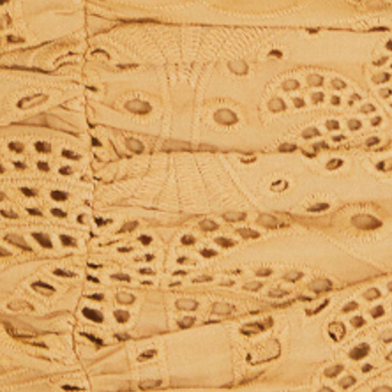 Detalle de la tela del vestido mostrando el bordado calado.