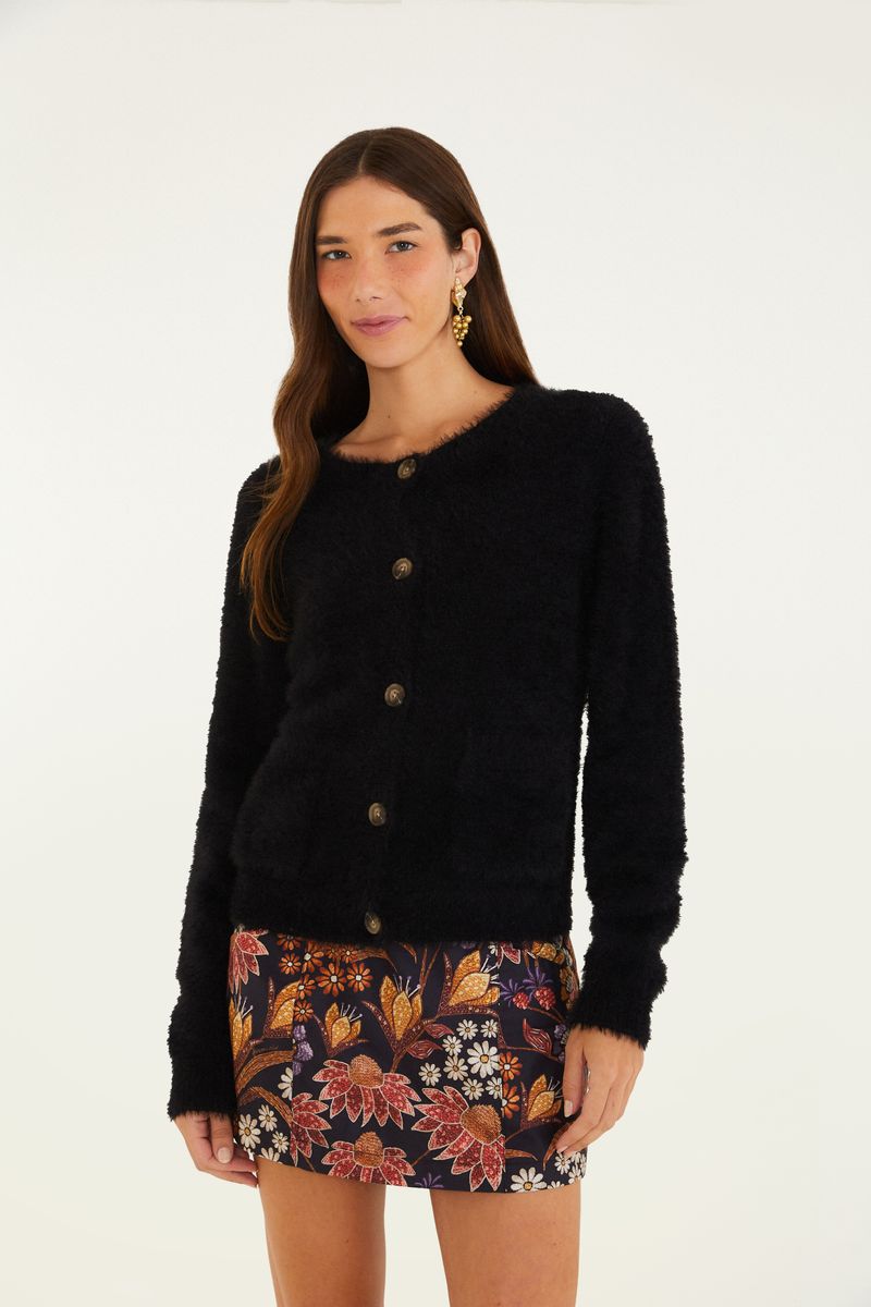 Cardigan negro corto con textura de pelito, visto de frente.