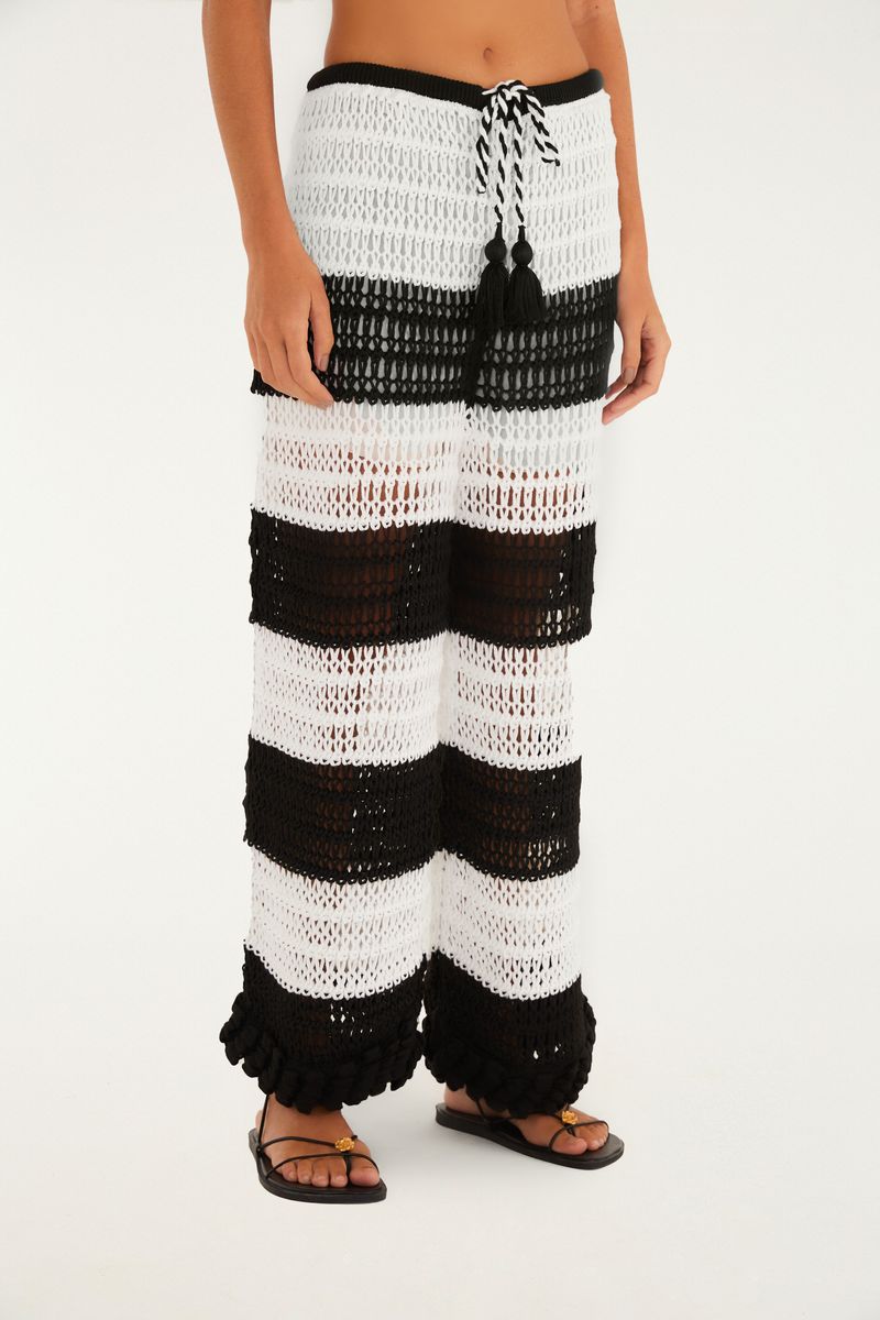 Imagen detallada de la cintura del pantalón de tejido de punto texturado con diseño de rayas en blanco y negro.