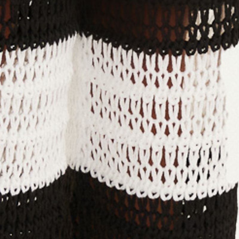 Imagen en primer plano de la tela texturada del pantalón de tejido de punto con diseño de rayas en blanco y negro.