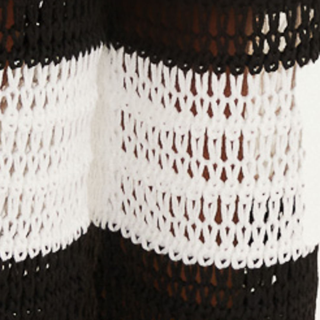 Imagen en primer plano de la tela texturada del pantalón de tejido de punto con diseño de rayas en blanco y negro.