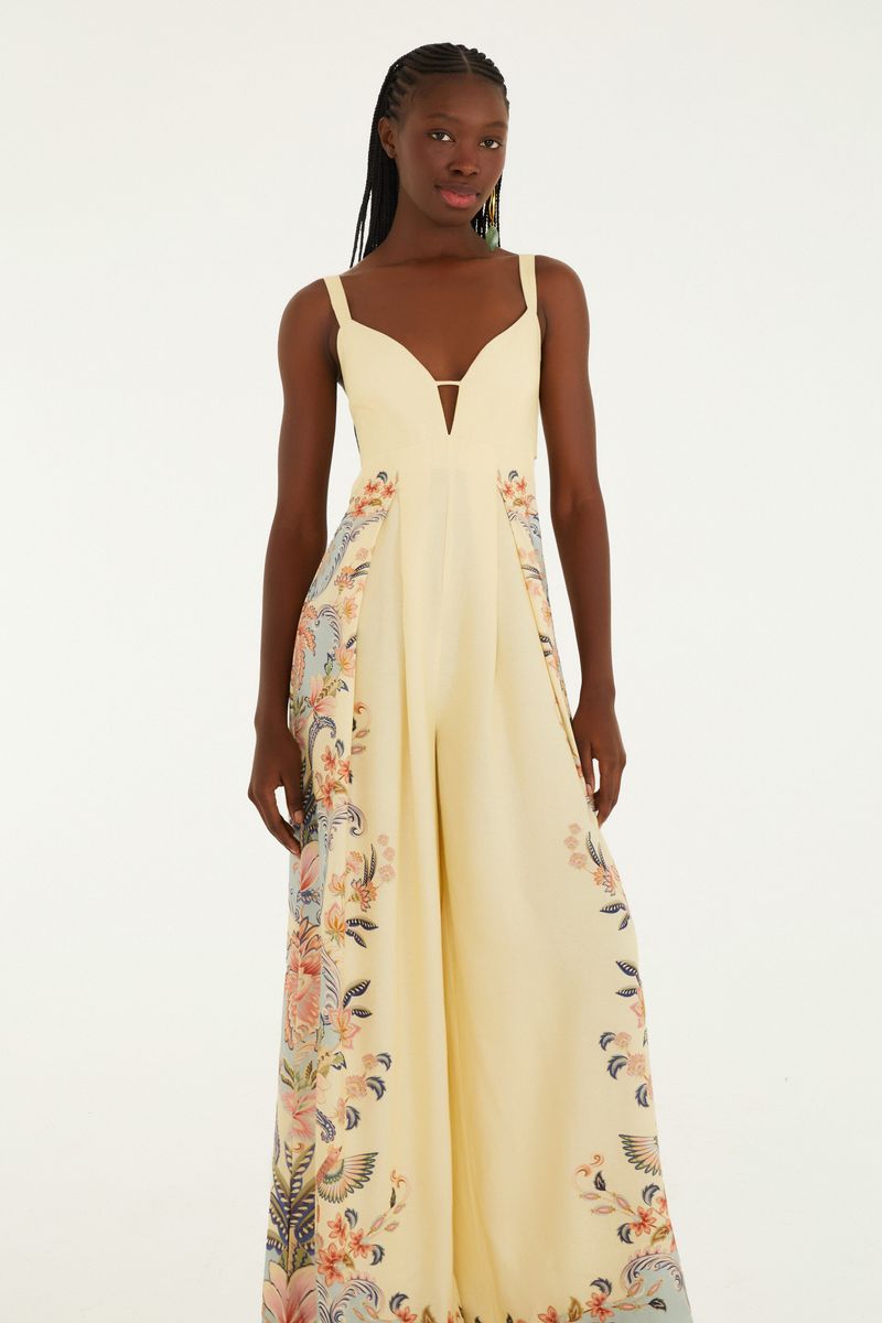 Imagen de un macacón boho con estampado floral visto desde la parte trasera.