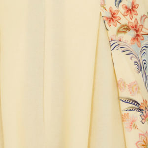 Close-up del estampado floral vibrante del macacón boho.
