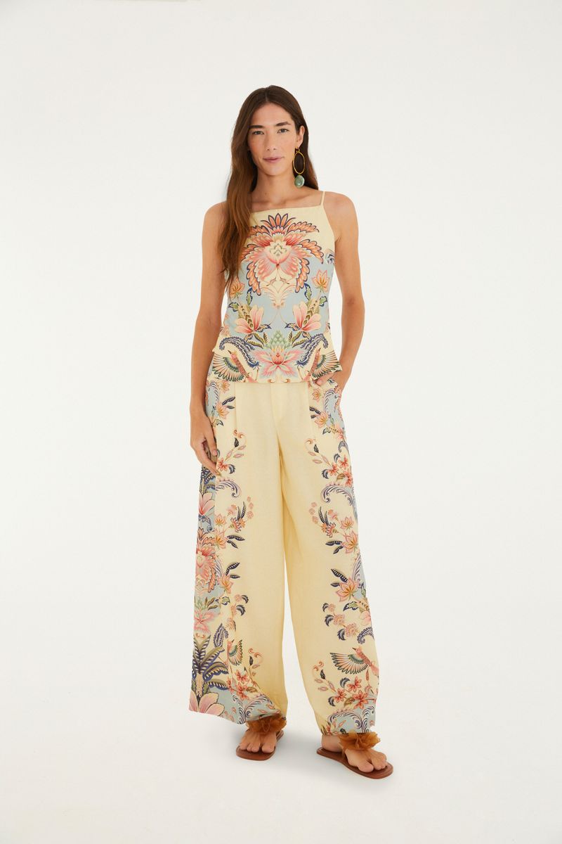 Conjunto con blusa y pantalón estampado boho visto de frente.