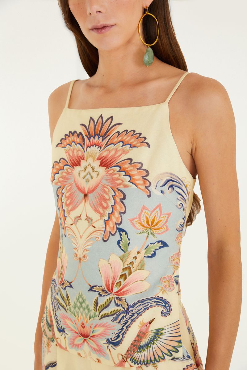 Detalle del estampado floral boho en la blusa.