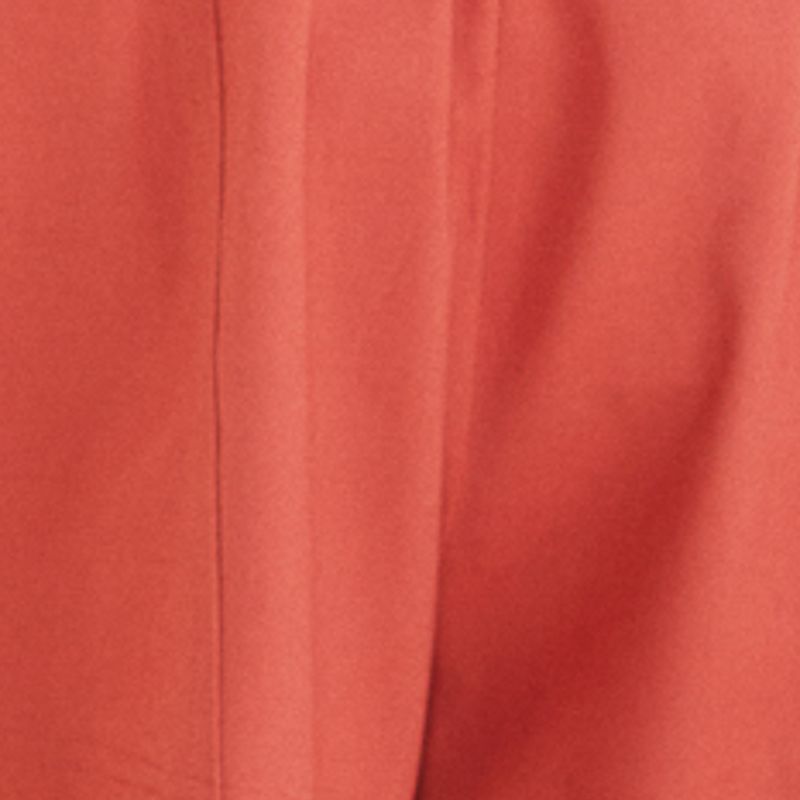 Detalle de la tela del short rojo, destacando su textura y acabado.