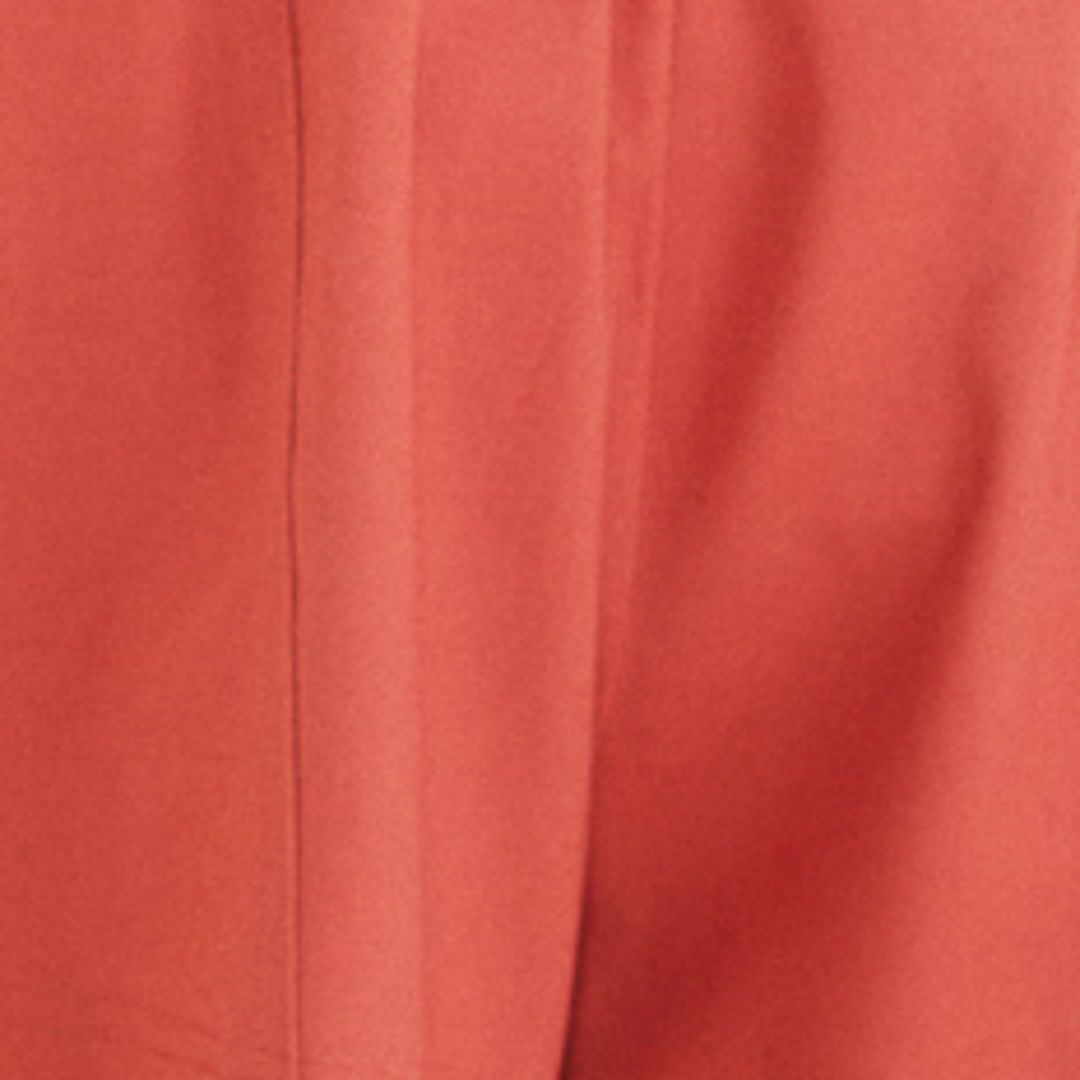 Detalle de la tela del short rojo, destacando su textura y acabado.