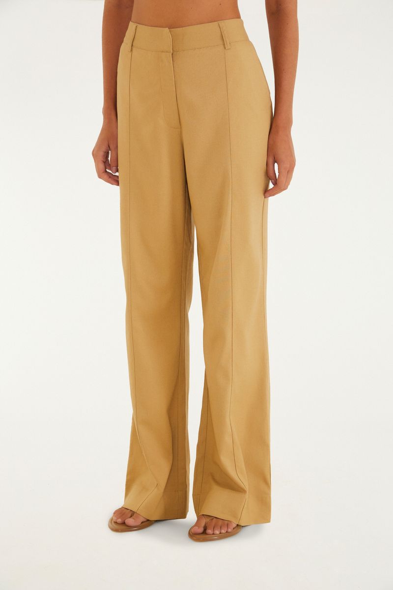 Pantalón de sastrería flare caramelo visto de frente.