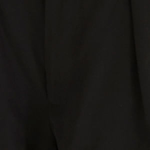 Primer plano del tejido negro del short de sastrería.