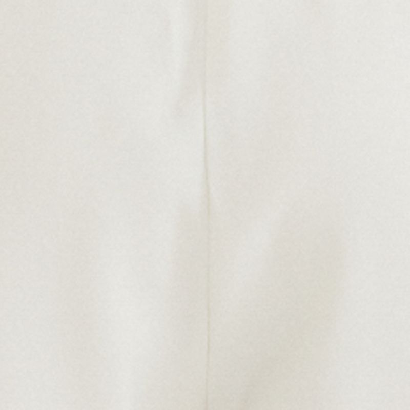 Detalle de la tela del short de sastrería blanco, mostrando su textura y calidad.