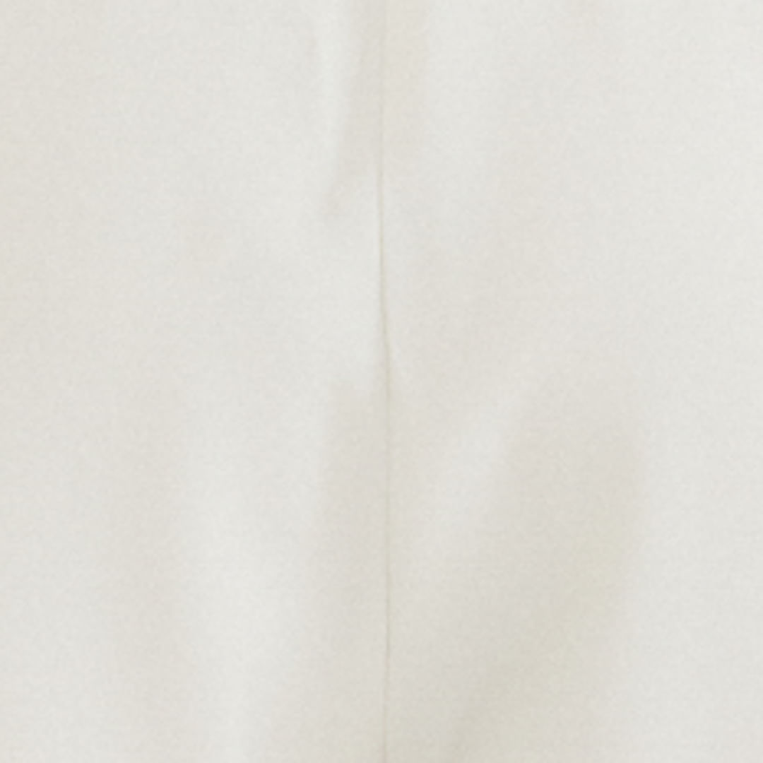 Detalle de la tela del short de sastrería blanco, mostrando su textura y calidad.