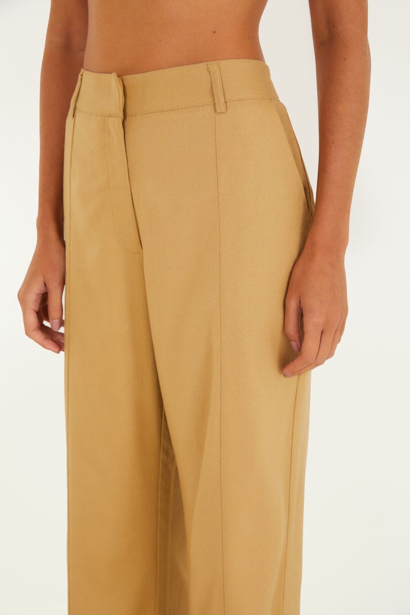 Detalle de la cintura alta y pretina lisa del pantalón de sastrería.