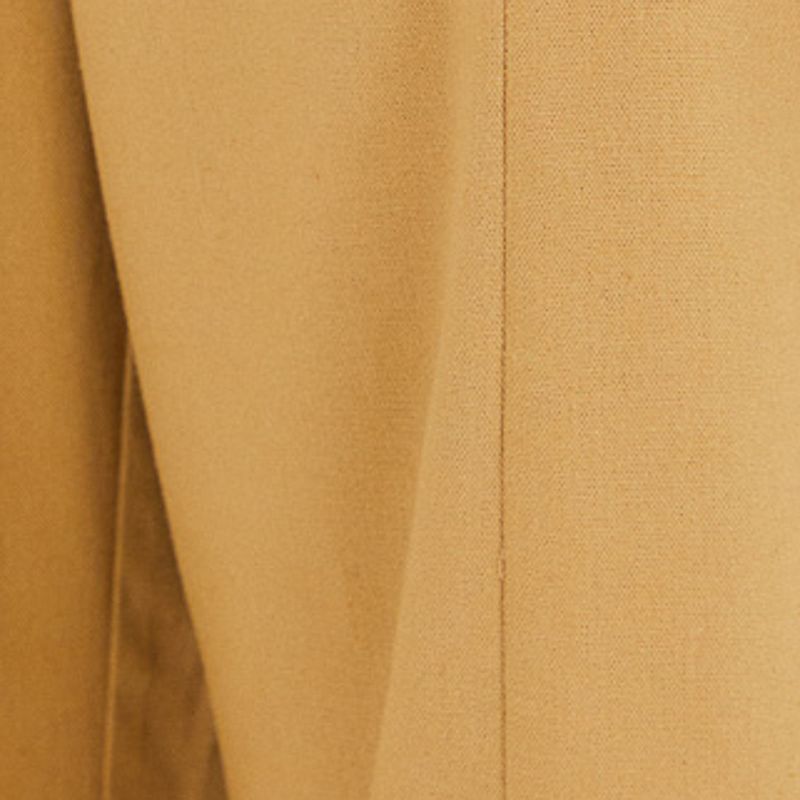 Close-up del tejido caramelo del pantalón de sastrería.