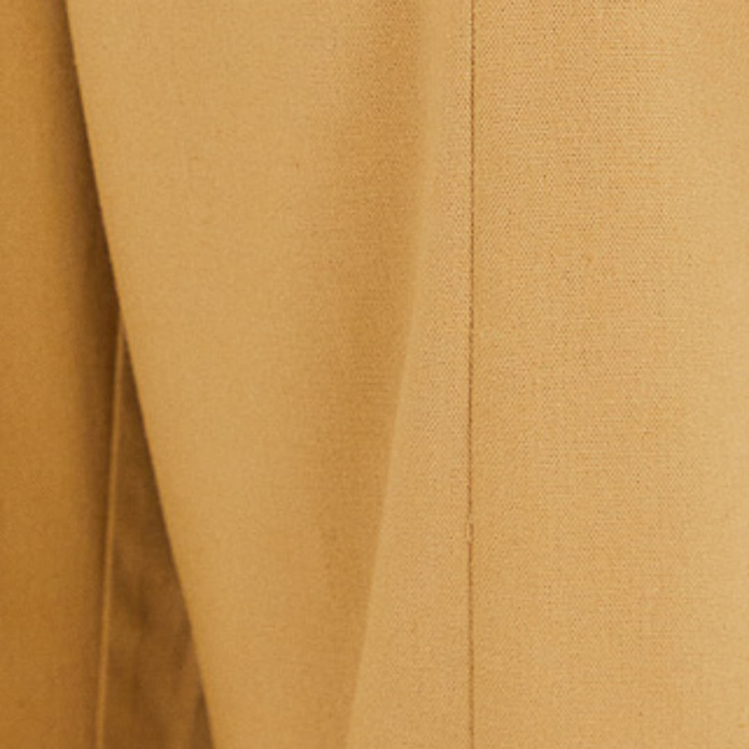 Close-up del tejido caramelo del pantalón de sastrería.