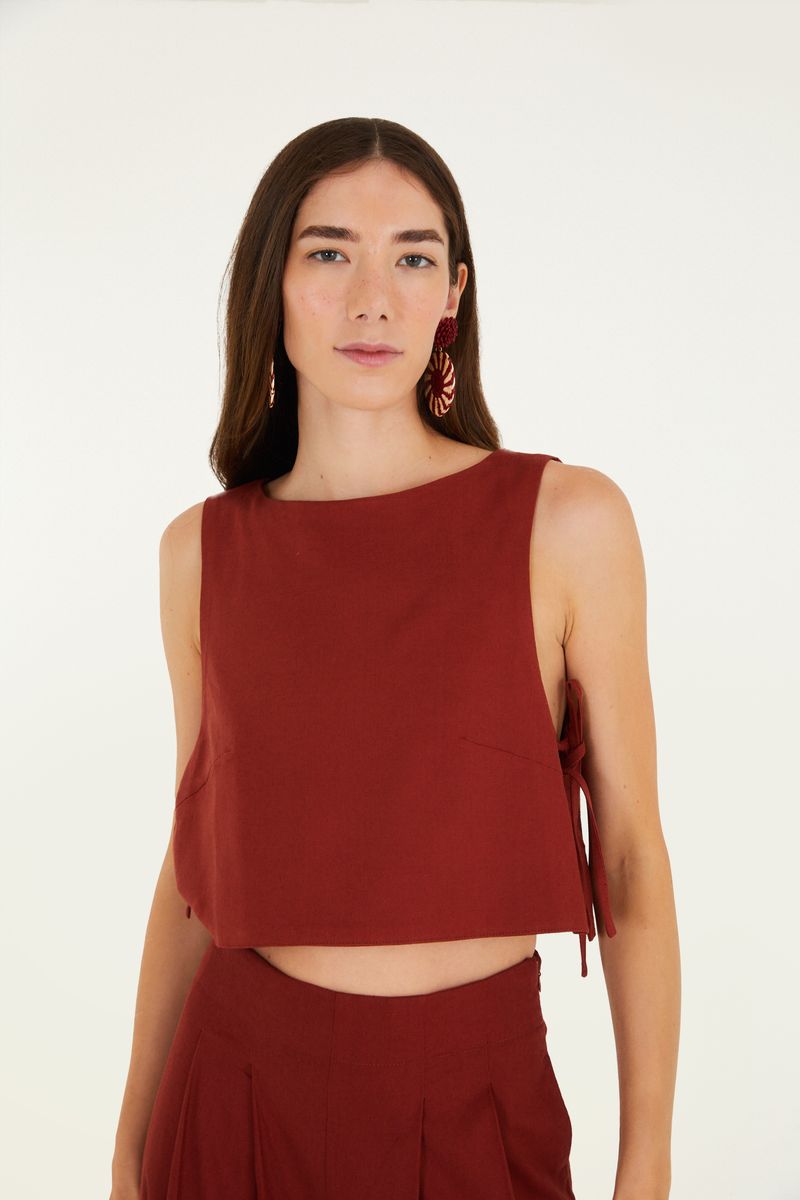 Camiseta sólida con lazos laterales, vista frontal.