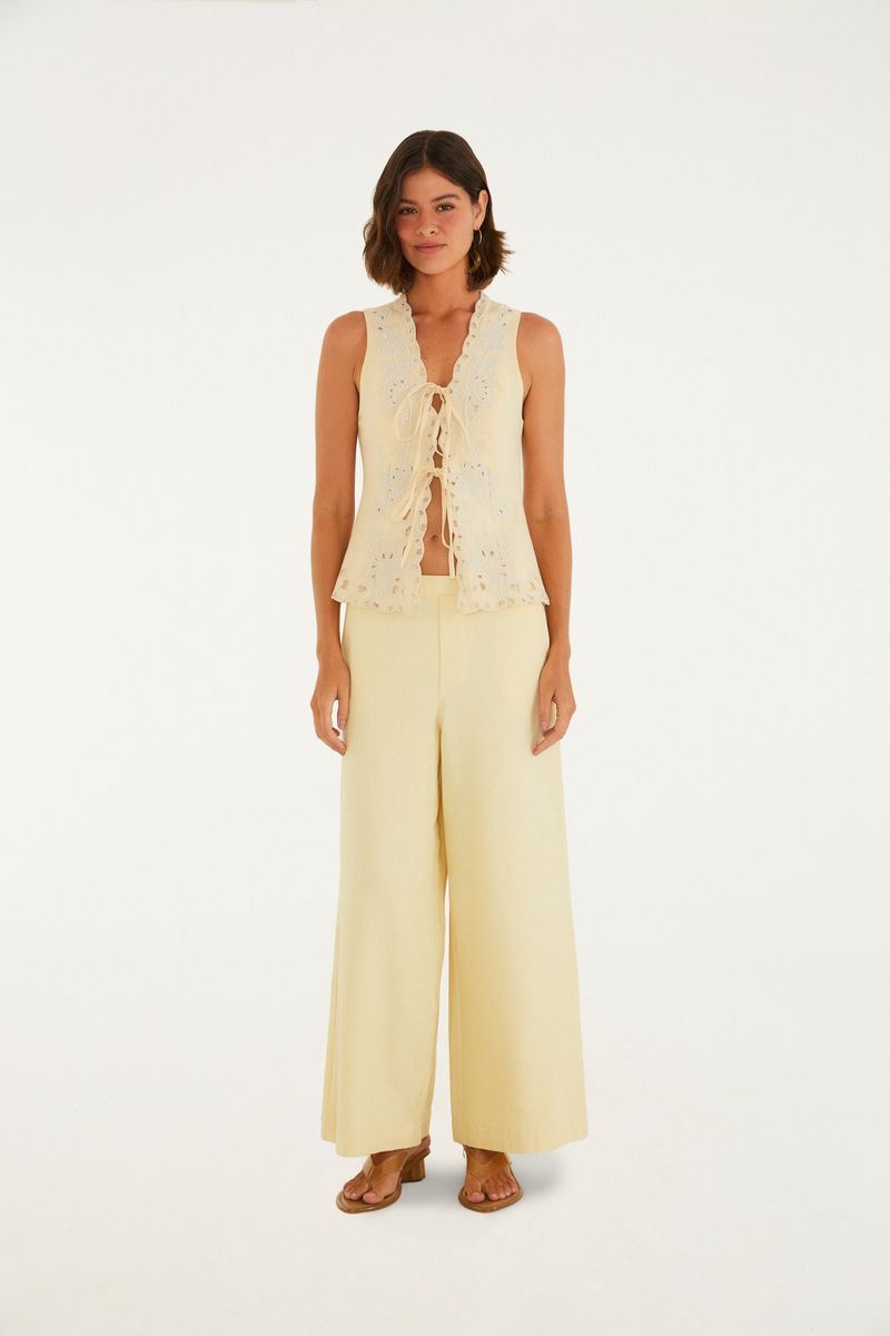 Imagen de una modelo vistiendo un pantalón de sastrería ancho en color beige, vista frontal.