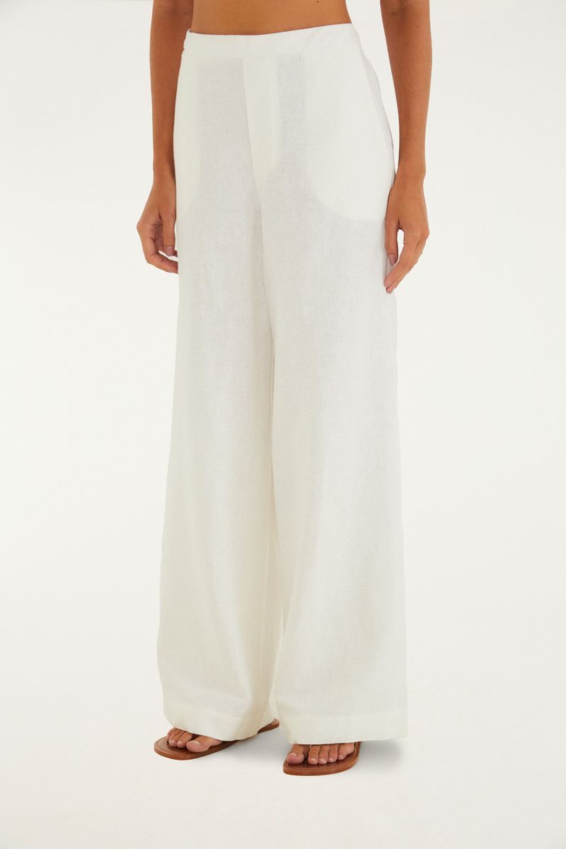 Detalle de la cintura alta y ajuste elástico del pantalón beige.