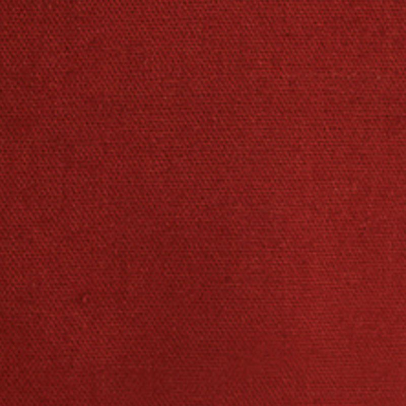 Detalle de la tela sólida roja de la falda corta alfaiataria.