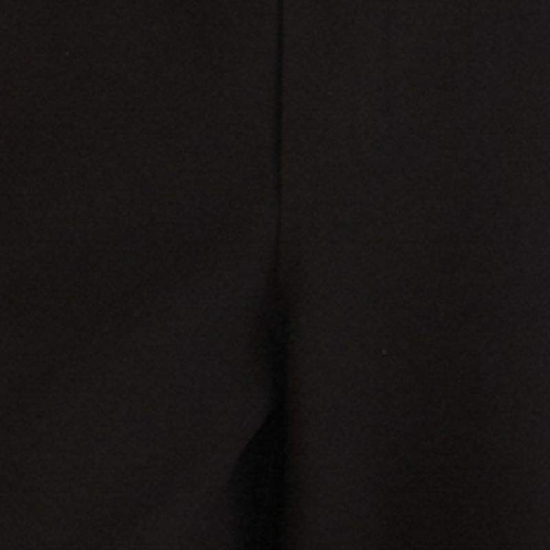 Primer plano de la tela negra sólida del pantalón.