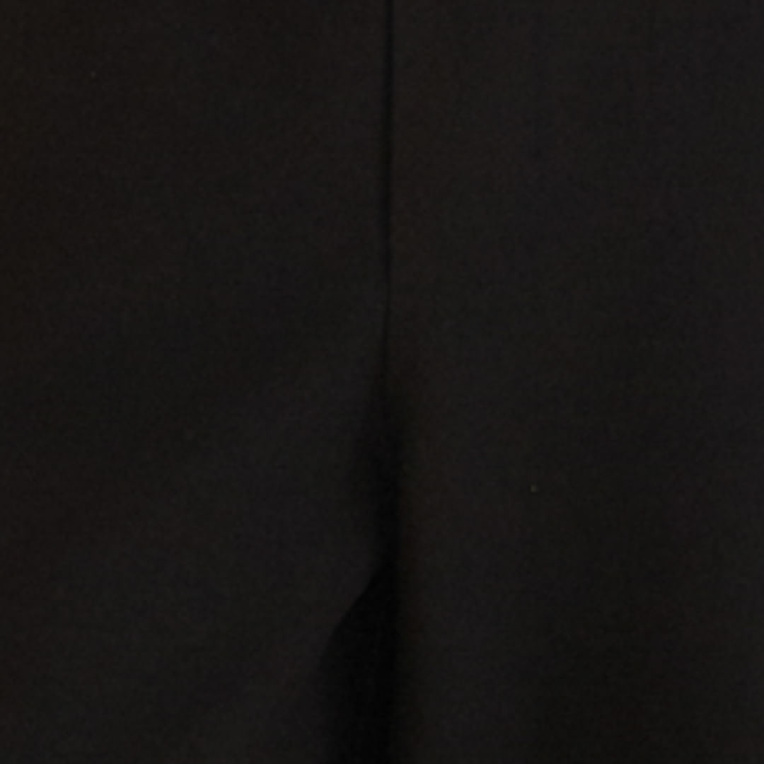 Primer plano de la tela negra sólida del pantalón.