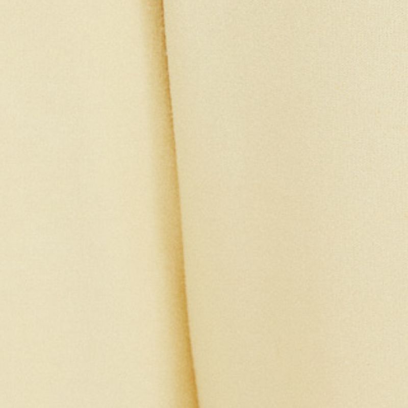 Primer plano del bolsillo lateral del pantalón ancho en color beige.