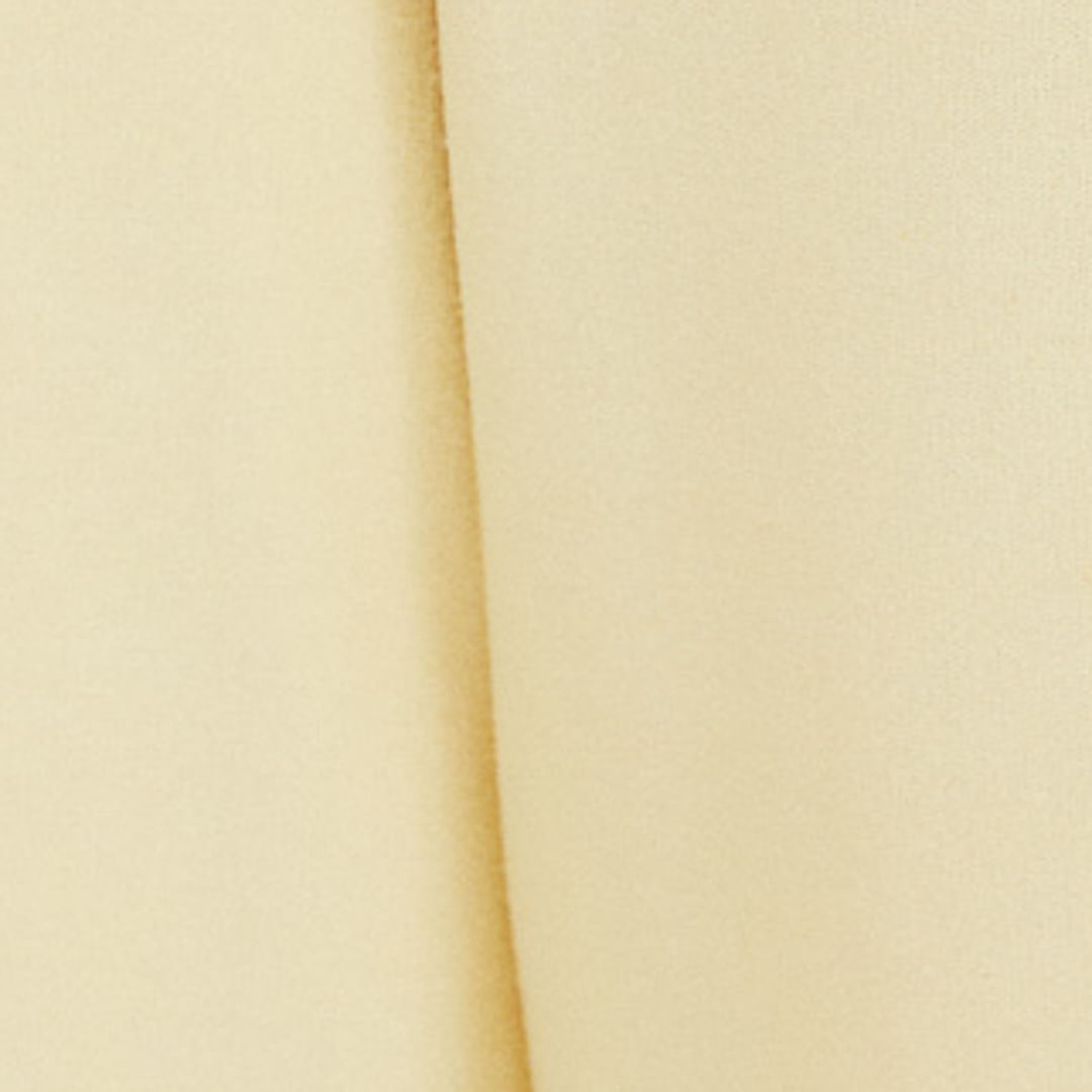 Primer plano del bolsillo lateral del pantalón ancho en color beige.