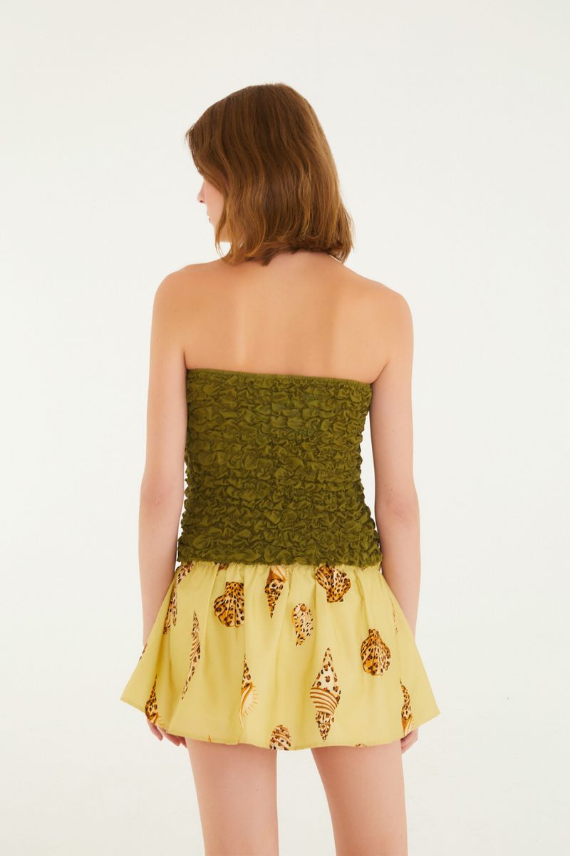 Blusa sin tirantes con lastex en verde, vista lateral.
