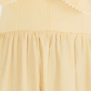 Acercamiento del detalle del dobladillo del vestido largo.