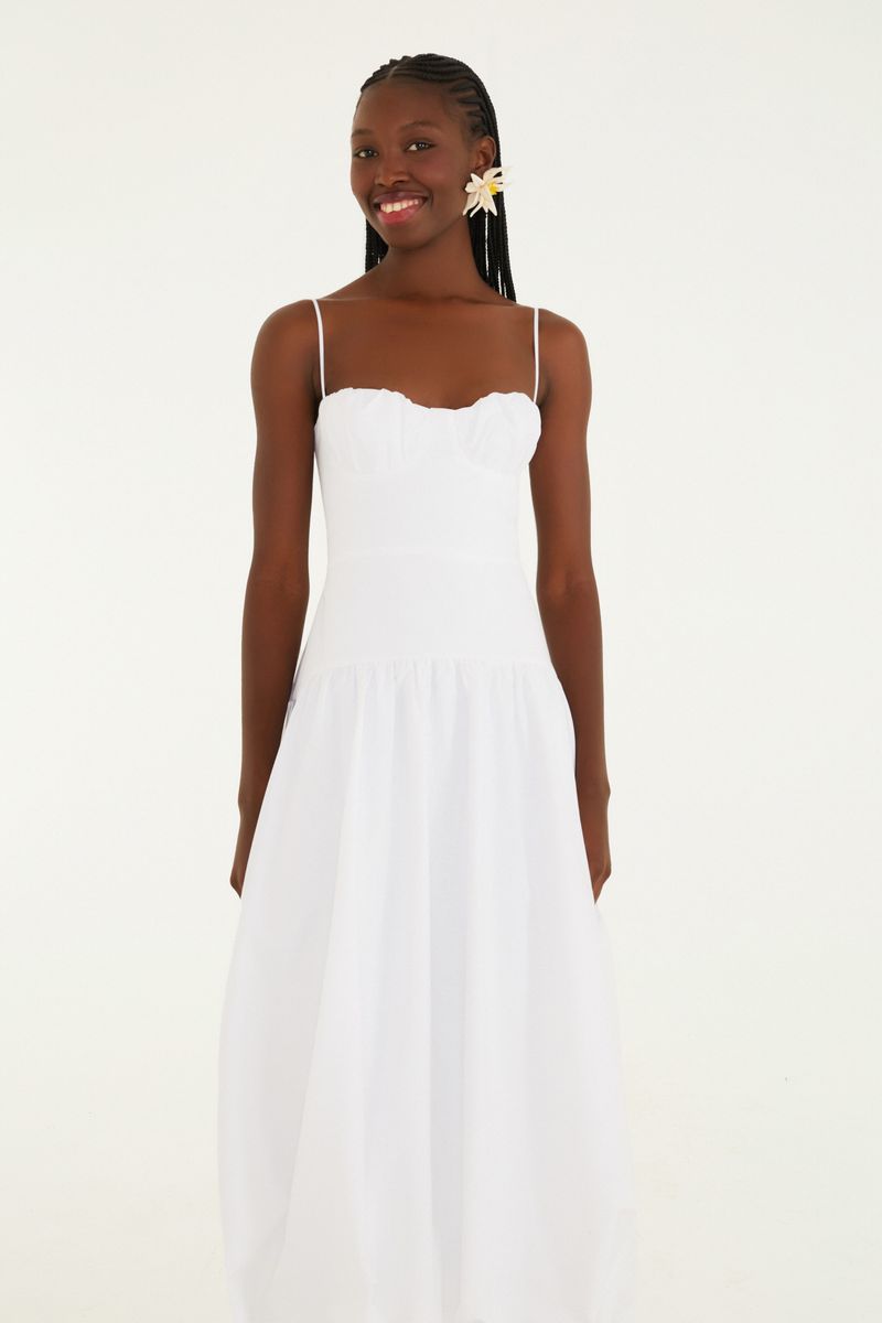 Vestido blanco con tirantas delgadas y diseño balón, visto de espaldas.