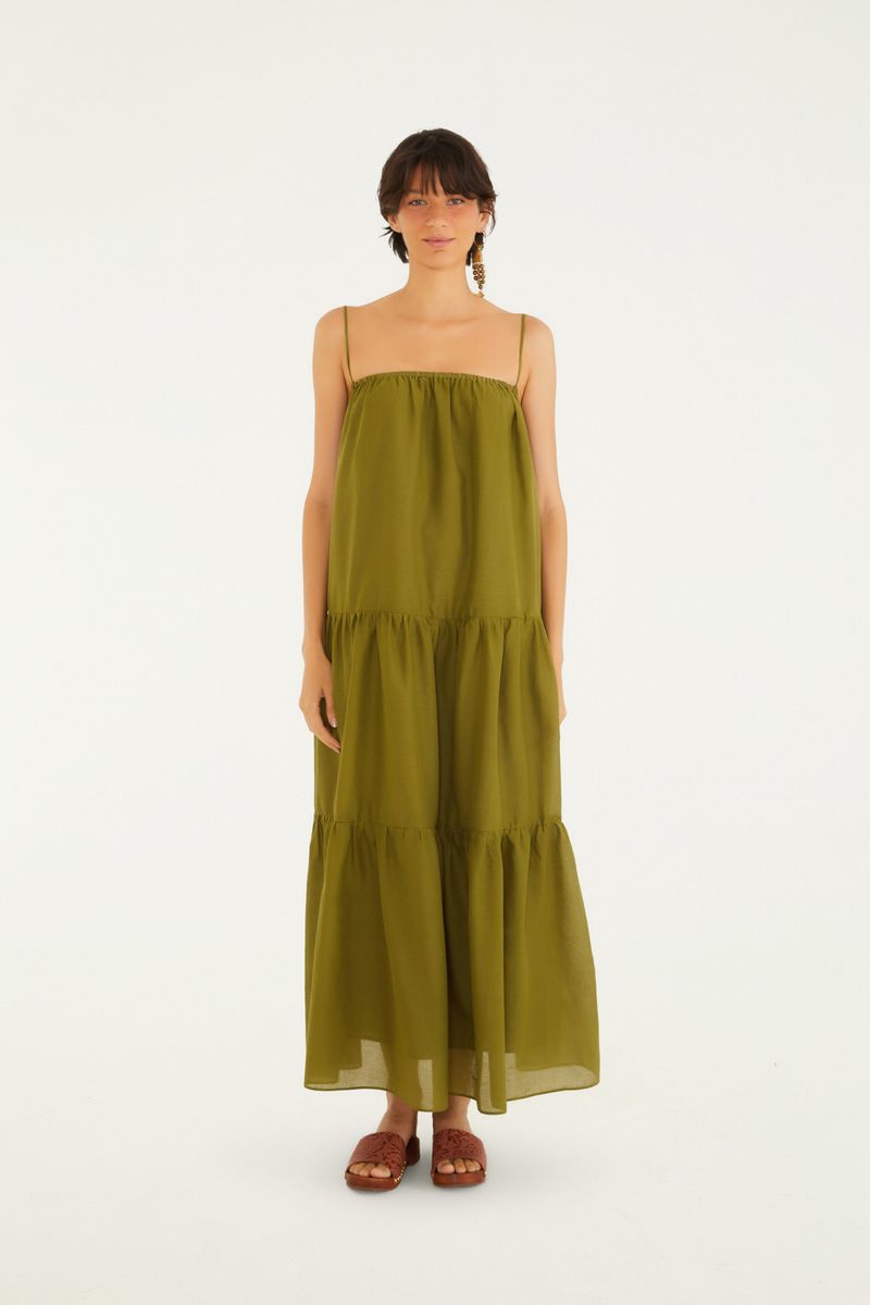 Vestido largo verde con tirantes finos, vista frontal.