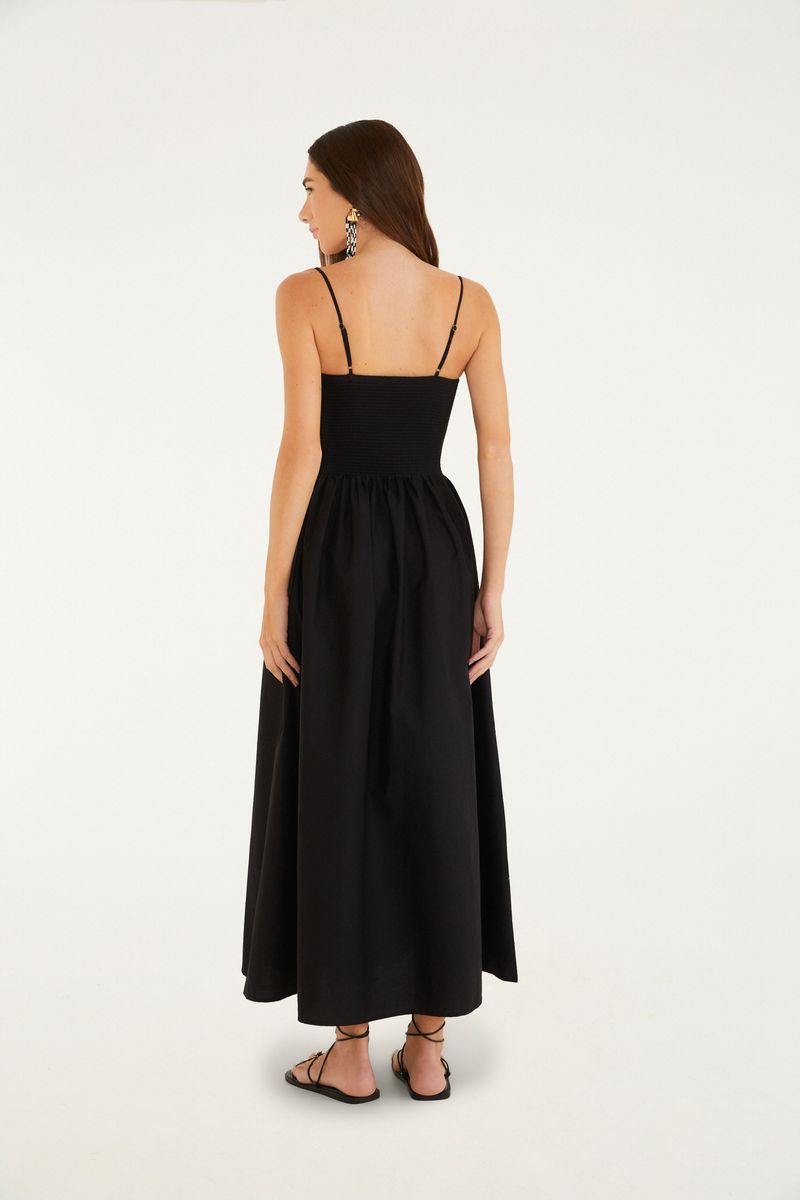Primer plano del corpiño del vestido negro destacando la textura de lastex.