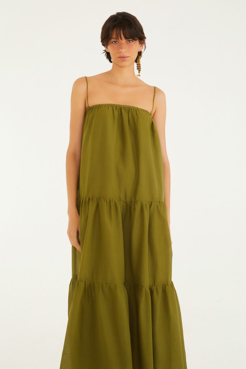 Vestido largo verde con tirantes finos, vista trasera.