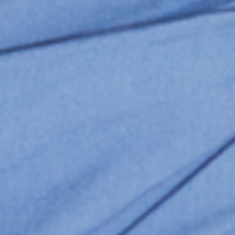 Acercamiento a la tela azul del vestido que muestra su textura lisa.