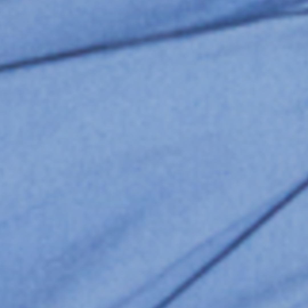 Acercamiento a la tela azul del vestido que muestra su textura lisa.