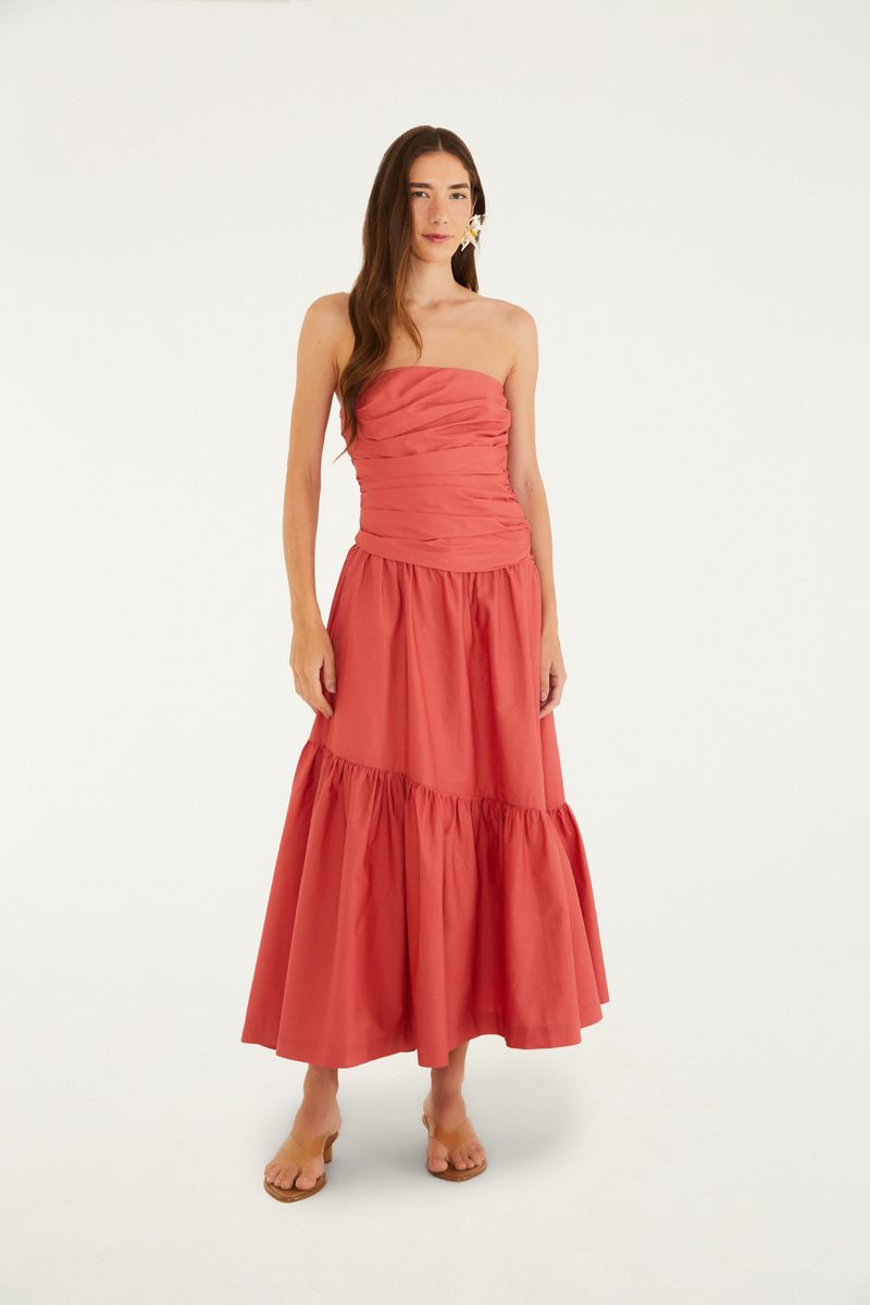 Vestido sin tirantes fruncido en tono coral, con largo midi y borde en capas.