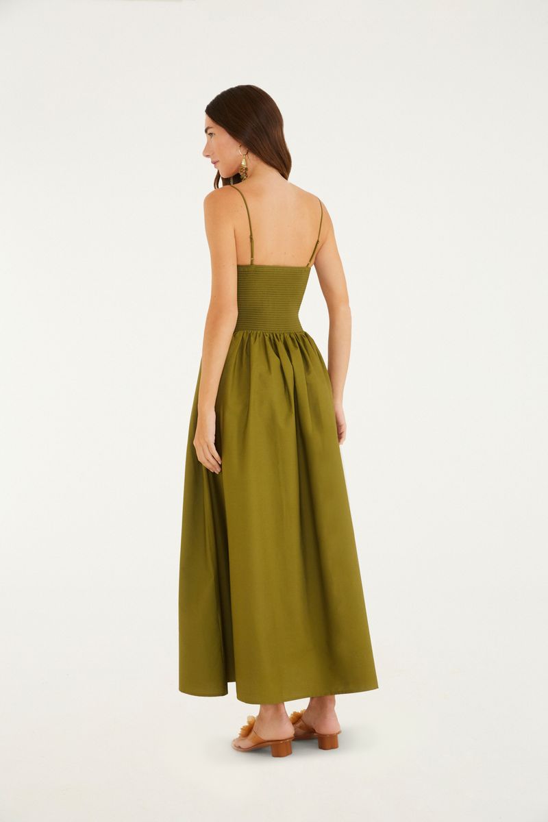 Vista trasera de un vestido largo verde con tirantes finos y corsé ajustado.