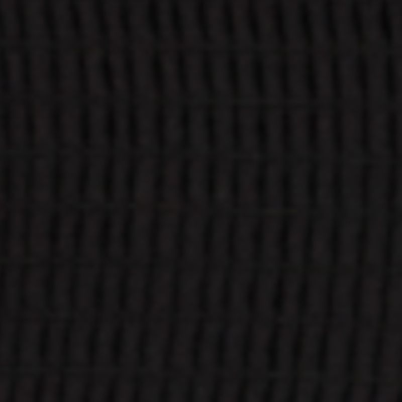 Detalle de la textura de lastex del corpiño del vestido negro.