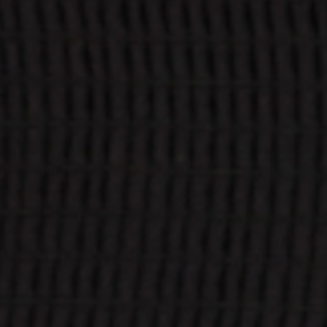 Detalle de la textura de lastex del corpiño del vestido negro.