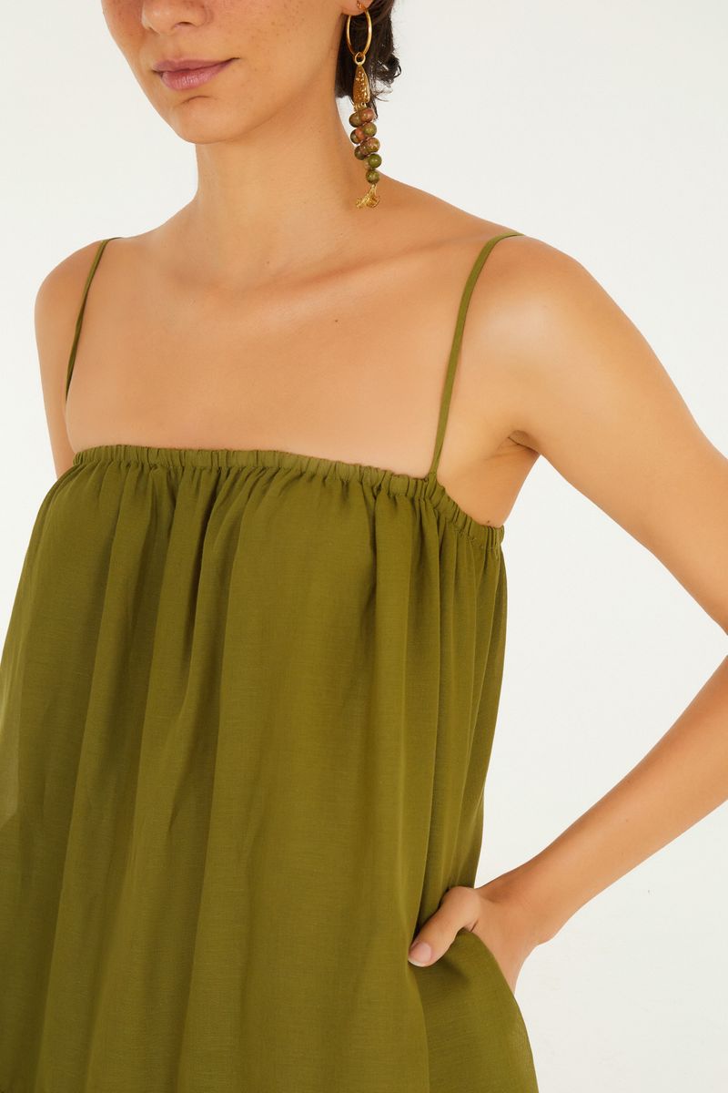 Detalle de la tela verde del vestido.