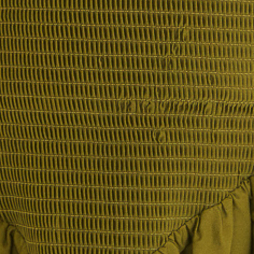 Detalle del corsé con lastex de un vestido largo verde.