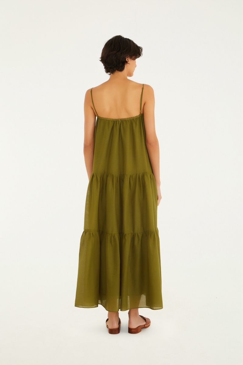 Vista trasera del vestido largo verde con tirantes finos.