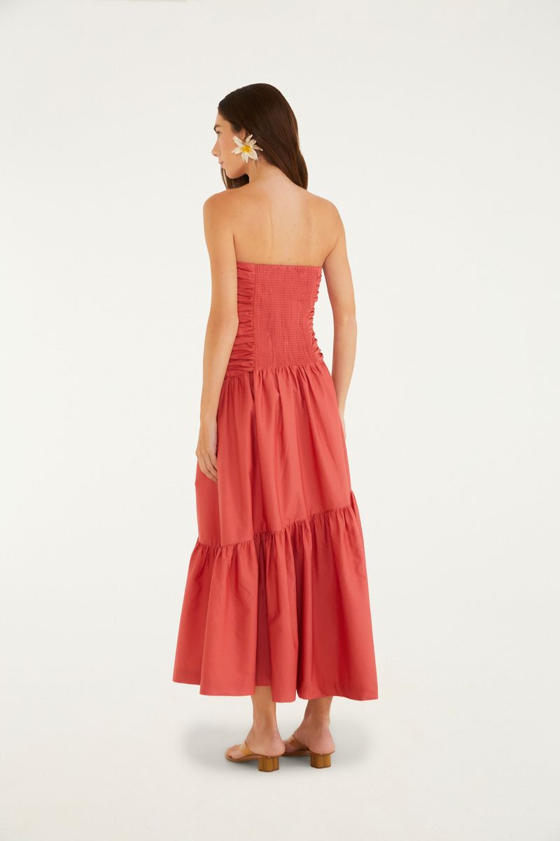 Vista trasera del vestido sin tirantes fruncido, con detalles del ajuste y del borde.