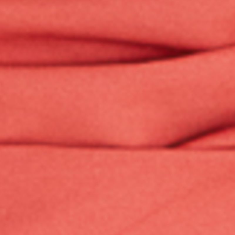 Close-up de la tela del vestido sin tirantes fruncido, destacando la textura y el color sólido.