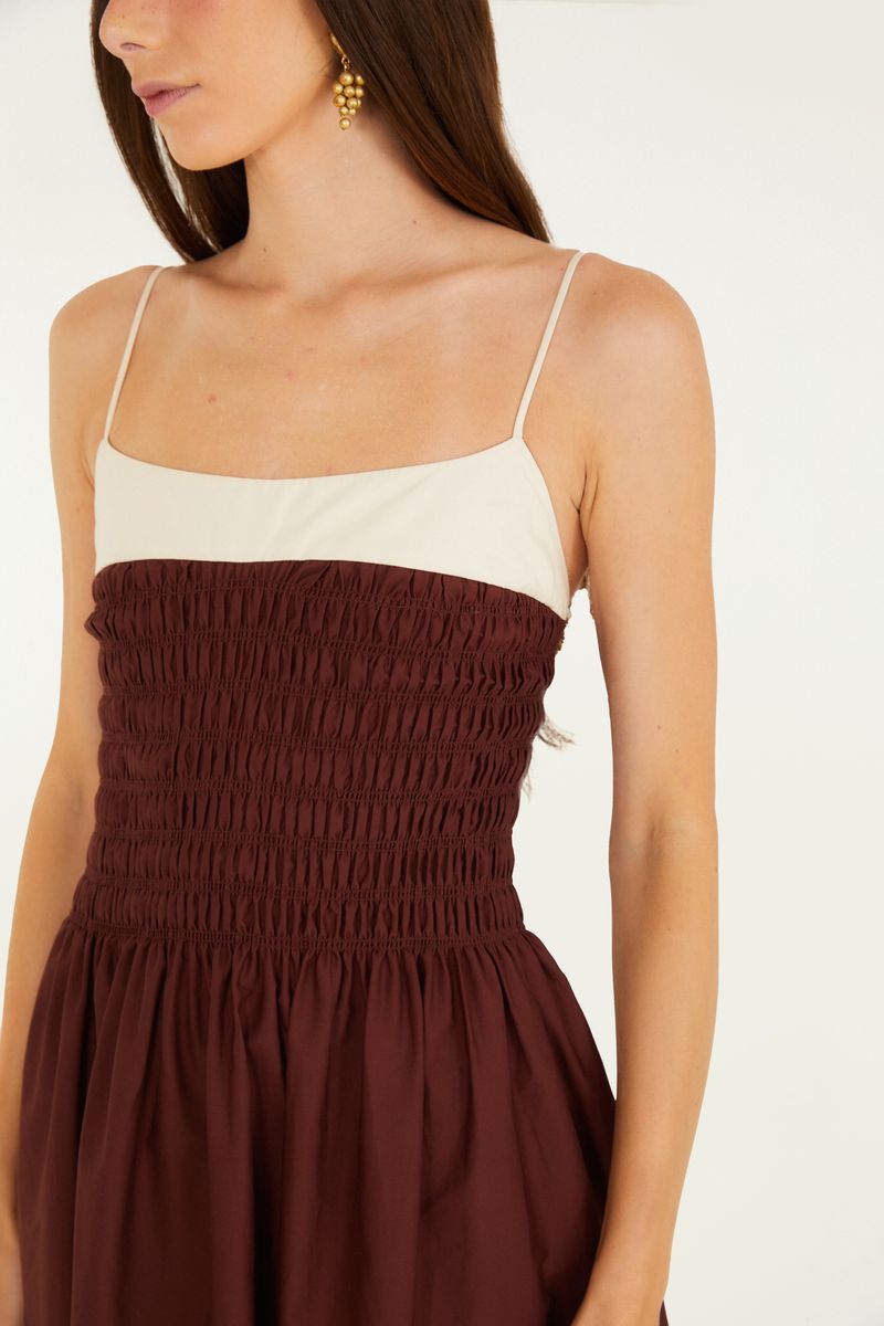 Detalle del corpiño con fruncido elástico del vestido bicolor.